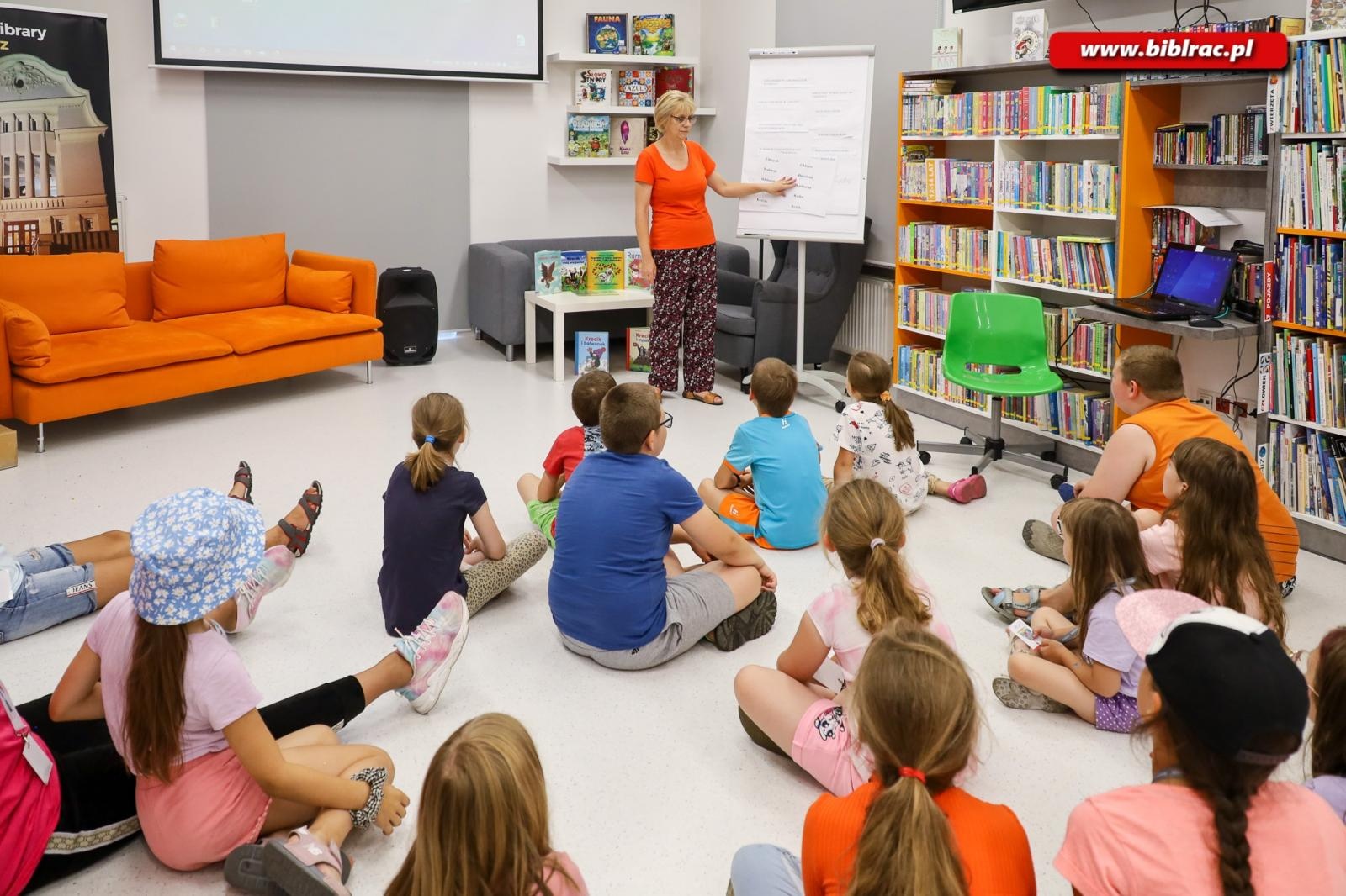 Zdjęcie w galerii na portalu naszraciborz.pl: Z Krecikiem i Aztekami podczas 2 tygodnia Baśniowego Lata z Biblioteką wiadomości z regionu