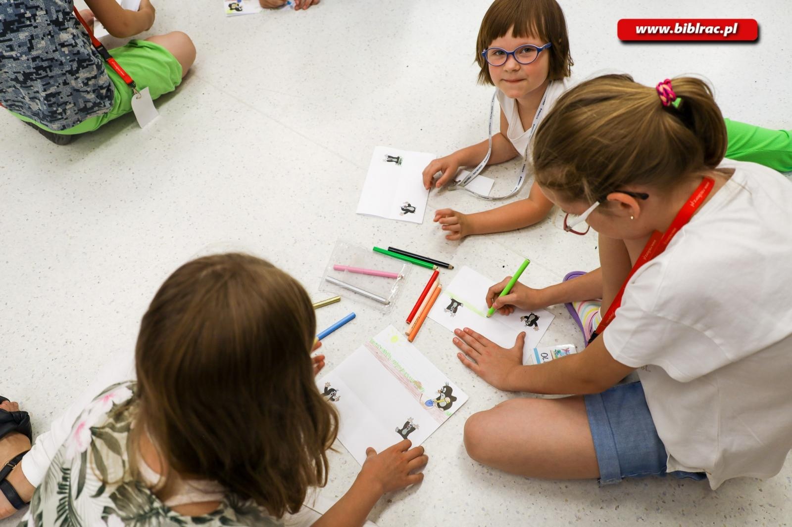 Zdjęcie w galerii na portalu naszraciborz.pl: Z Krecikiem i Aztekami podczas 2 tygodnia Baśniowego Lata z Biblioteką wiadomości z regionu