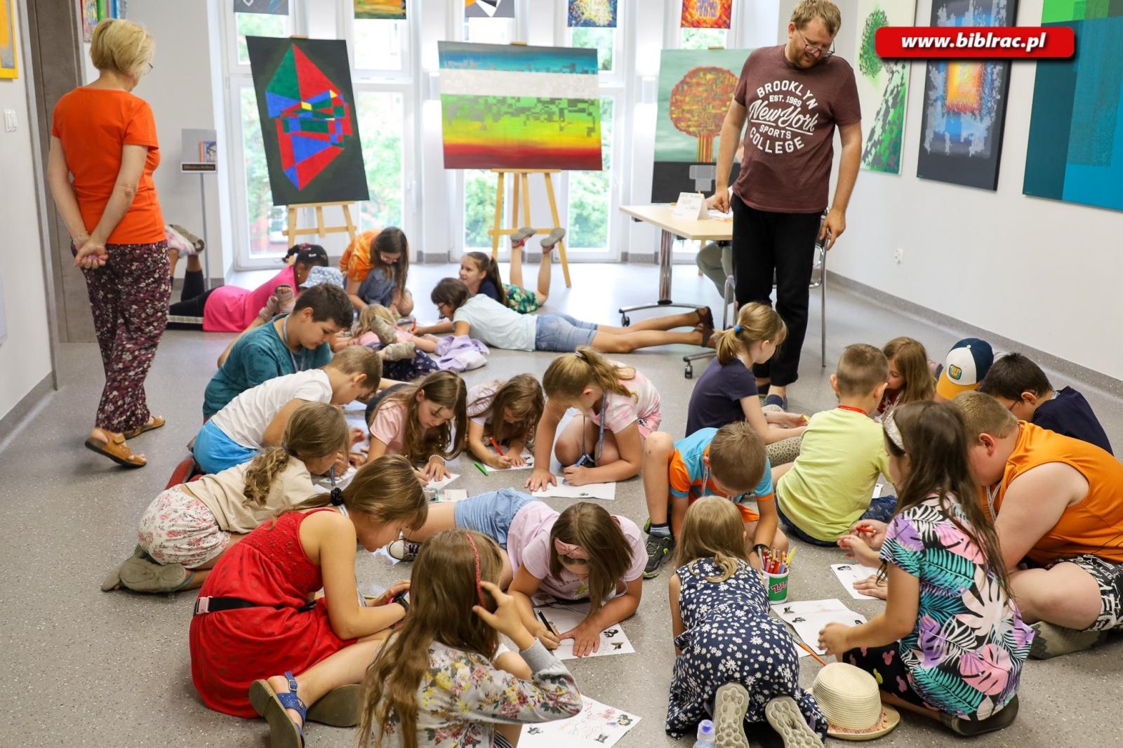 Zdjęcie w galerii na portalu naszraciborz.pl: Z Krecikiem i Aztekami podczas 2 tygodnia Baśniowego Lata z Biblioteką wiadomości z regionu