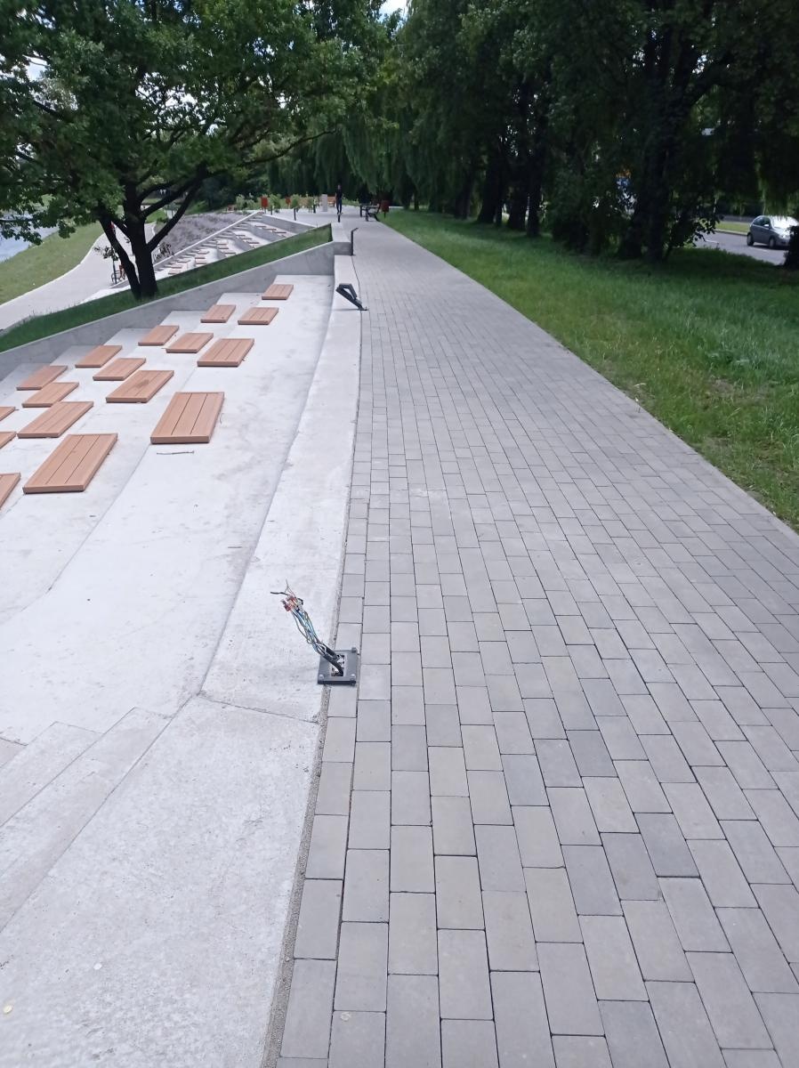 Zdjęcie w galerii na portalu naszraciborz.pl: Chuligani wybrali się na spacer po bulwarach. Uszkodzona ścieżka na wałach [FOTO] wiadomości z regionu