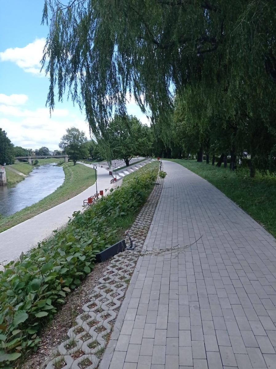 Zdjęcie w galerii na portalu naszraciborz.pl: Chuligani wybrali się na spacer po bulwarach. Uszkodzona ścieżka na wałach [FOTO] wiadomości z regionu