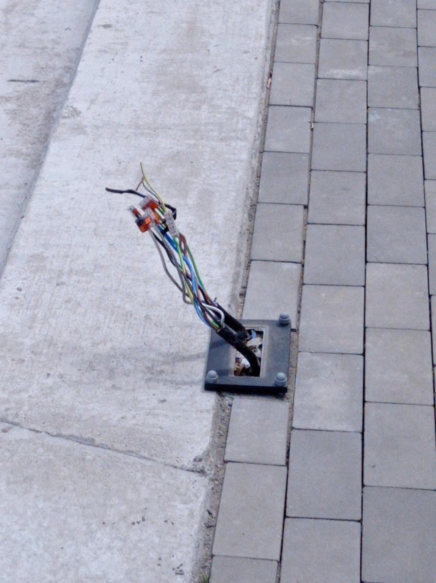 Zdjęcie w galerii na portalu naszraciborz.pl: Chuligani wybrali się na spacer po bulwarach. Uszkodzona ścieżka na wałach [FOTO] wiadomości z regionu