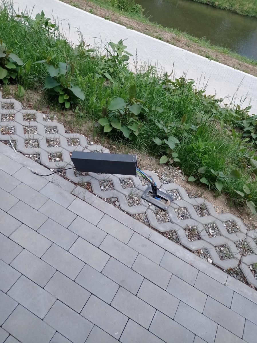 Zdjęcie w galerii na portalu naszraciborz.pl: Chuligani wybrali się na spacer po bulwarach. Uszkodzona ścieżka na wałach [FOTO] wiadomości z regionu