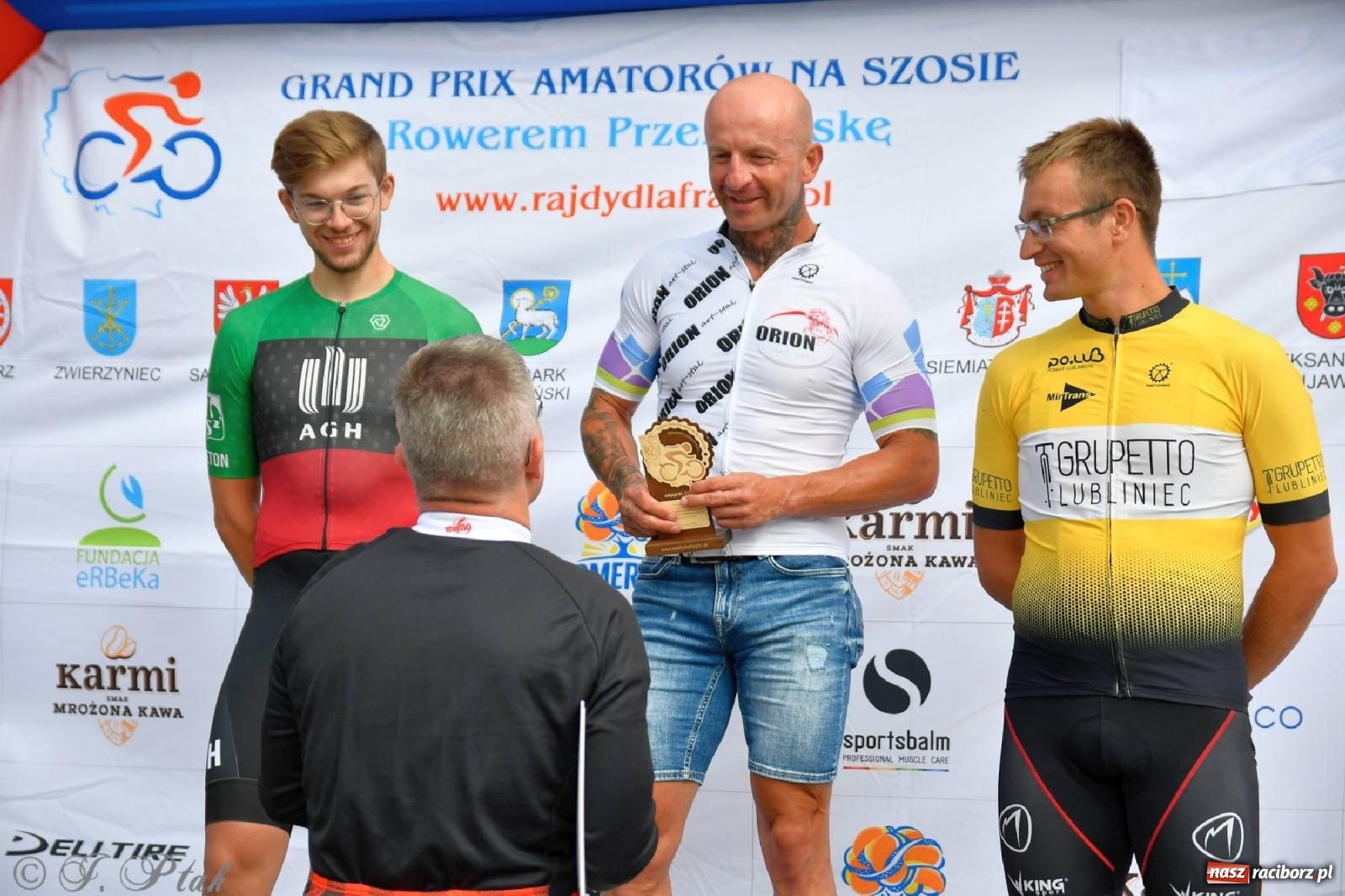 Zdjęcie w galerii na portalu naszraciborz.pl: Grand Prix Amatorów na Szosie - dekoracja po wyścigach w Raciborzu wiadomości z regionu