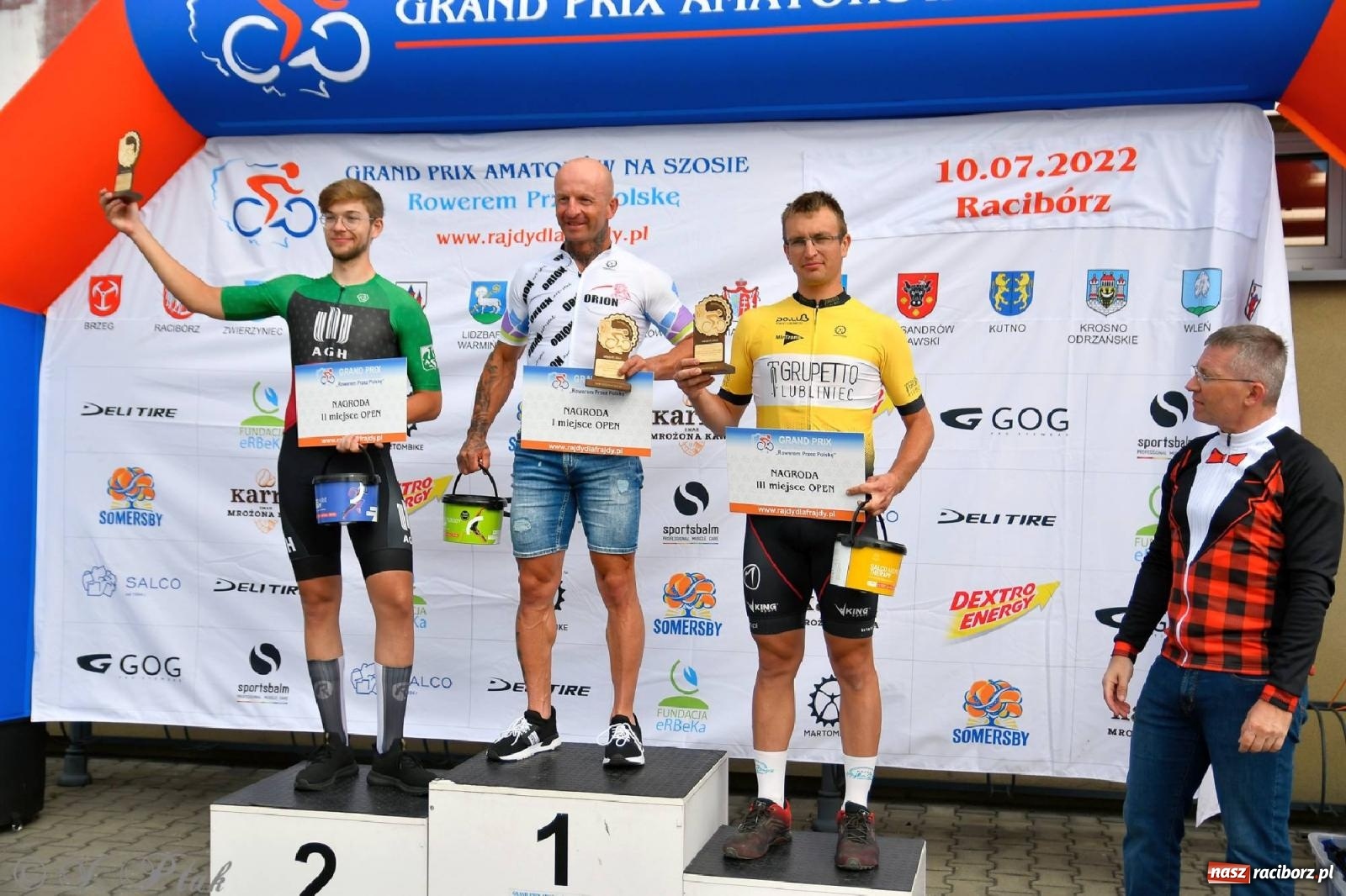 Zdjęcie w galerii na portalu naszraciborz.pl: Grand Prix Amatorów na Szosie - dekoracja po wyścigach w Raciborzu wiadomości z regionu