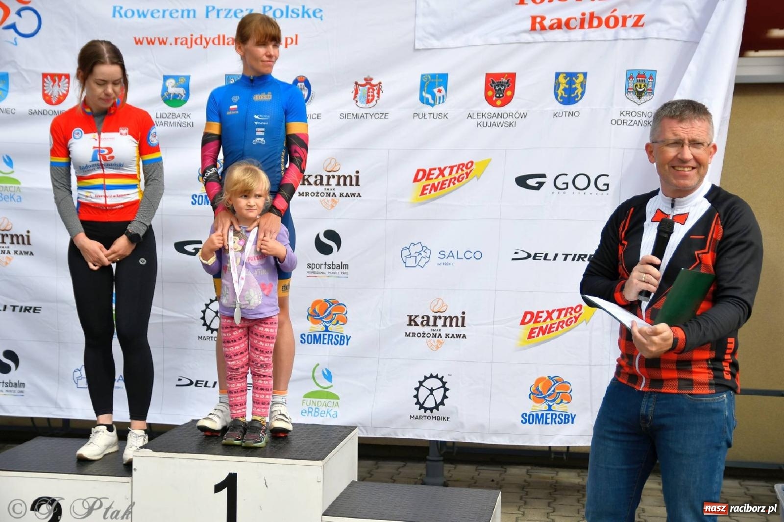 Zdjęcie w galerii na portalu naszraciborz.pl: Grand Prix Amatorów na Szosie - dekoracja po wyścigach w Raciborzu wiadomości z regionu