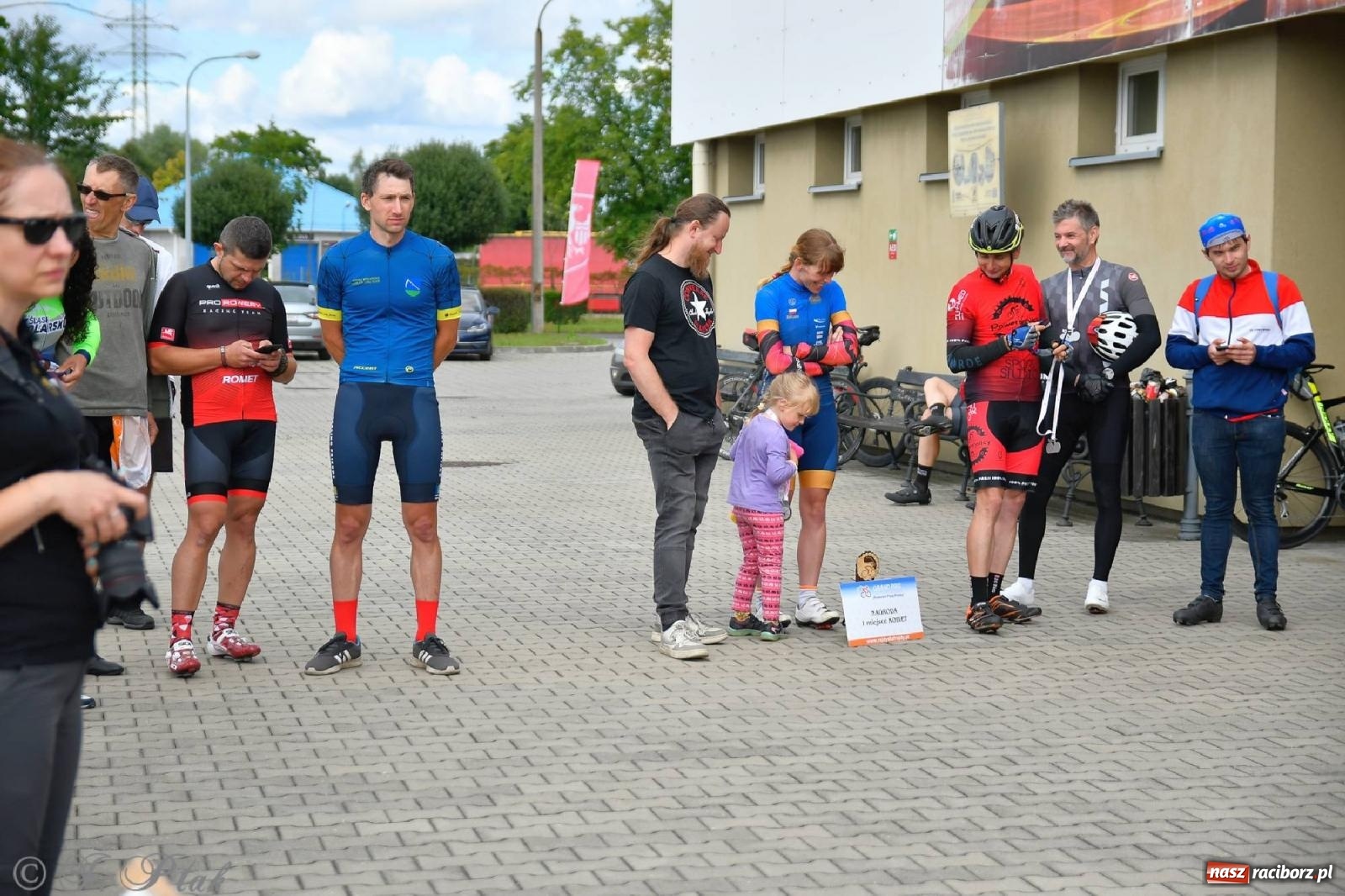Zdjęcie w galerii na portalu naszraciborz.pl: Grand Prix Amatorów na Szosie - dekoracja po wyścigach w Raciborzu wiadomości z regionu