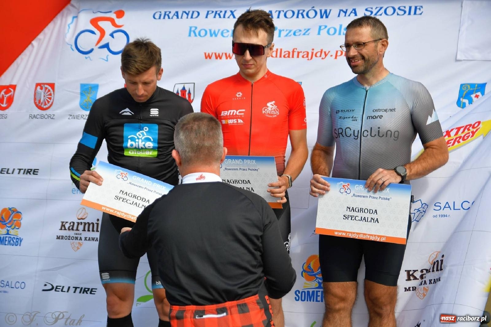 Zdjęcie w galerii na portalu naszraciborz.pl: Grand Prix Amatorów na Szosie - dekoracja po wyścigach w Raciborzu wiadomości z regionu