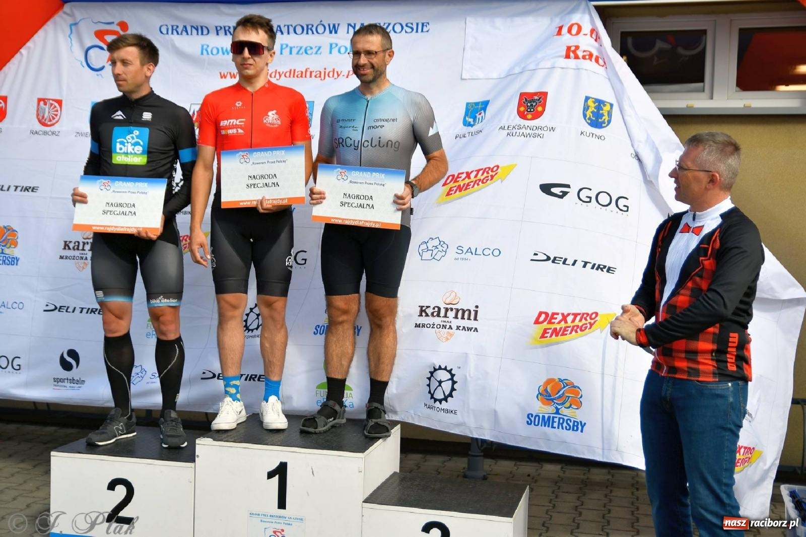 Zdjęcie w galerii na portalu naszraciborz.pl: Grand Prix Amatorów na Szosie - dekoracja po wyścigach w Raciborzu wiadomości z regionu