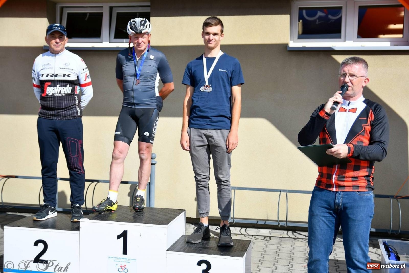 Zdjęcie w galerii na portalu naszraciborz.pl: Grand Prix Amatorów na Szosie - dekoracja po wyścigach w Raciborzu wiadomości z regionu