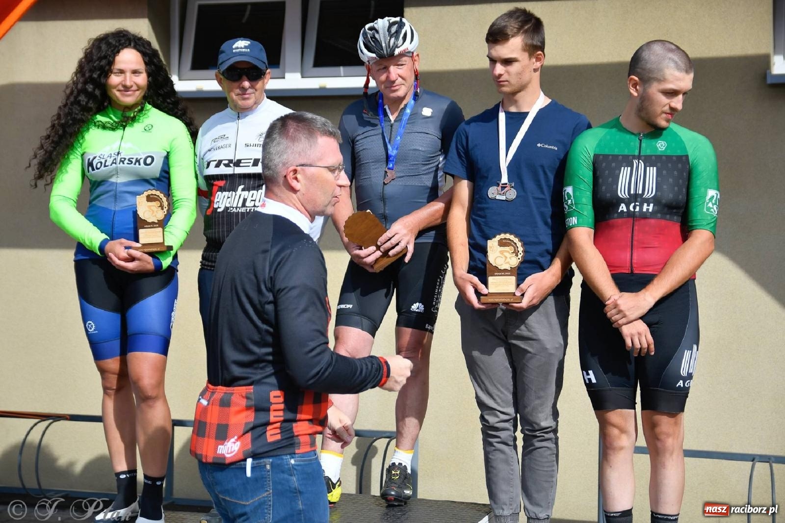 Zdjęcie w galerii na portalu naszraciborz.pl: Grand Prix Amatorów na Szosie - dekoracja po wyścigach w Raciborzu wiadomości z regionu