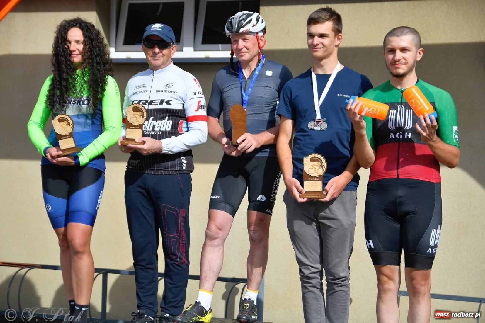 Zdjęcie w galerii na portalu naszraciborz.pl: Grand Prix Amatorów na Szosie - dekoracja po wyścigach w Raciborzu wiadomości z regionu