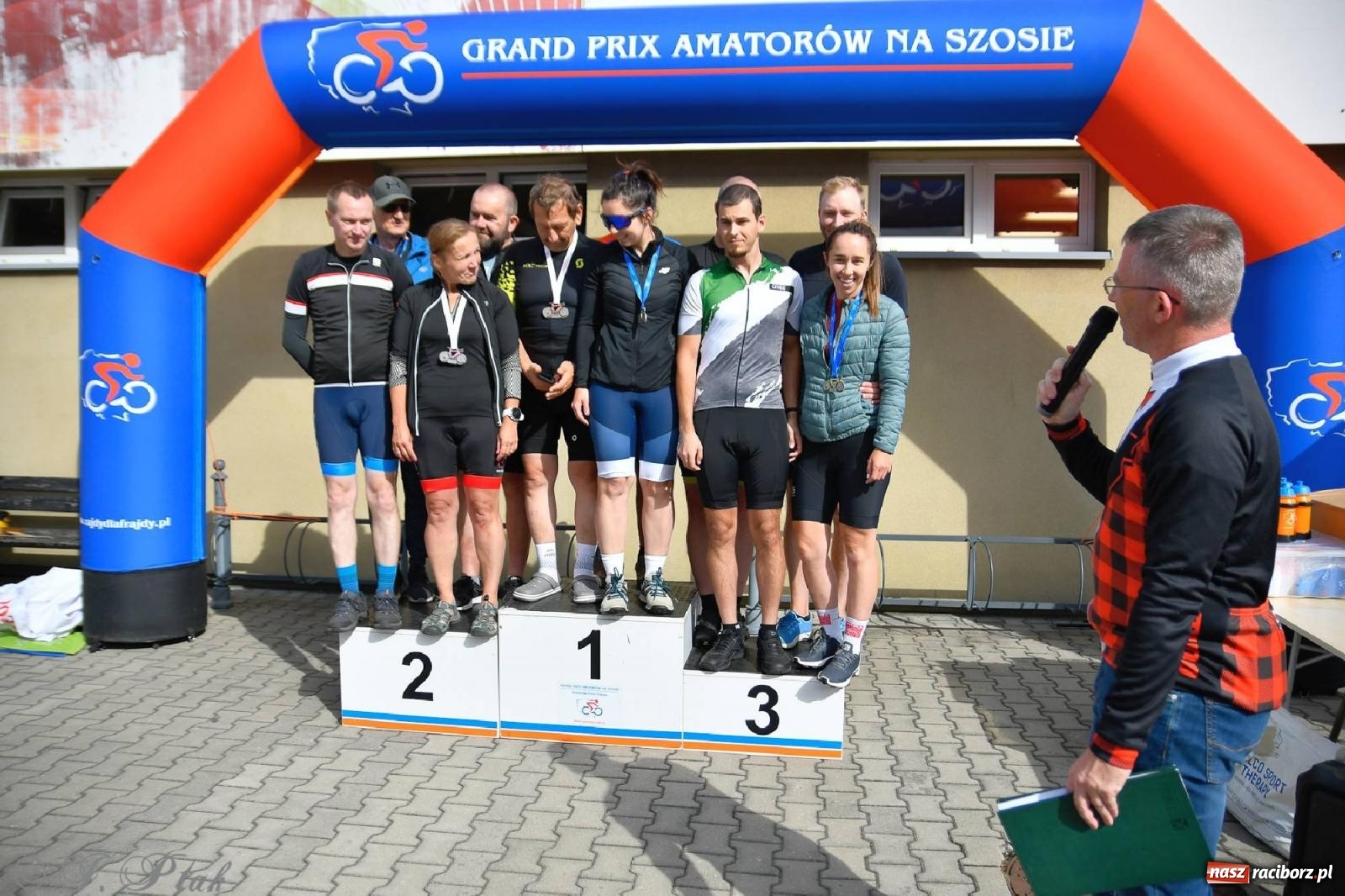 Zdjęcie w galerii na portalu naszraciborz.pl: Grand Prix Amatorów na Szosie - dekoracja po wyścigach w Raciborzu wiadomości z regionu