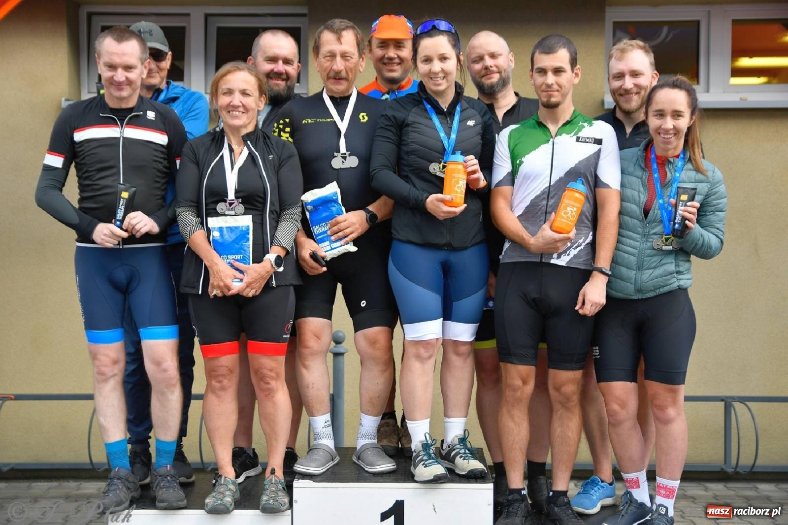 Zdjęcie w galerii na portalu naszraciborz.pl: Grand Prix Amatorów na Szosie - dekoracja po wyścigach w Raciborzu wiadomości z regionu