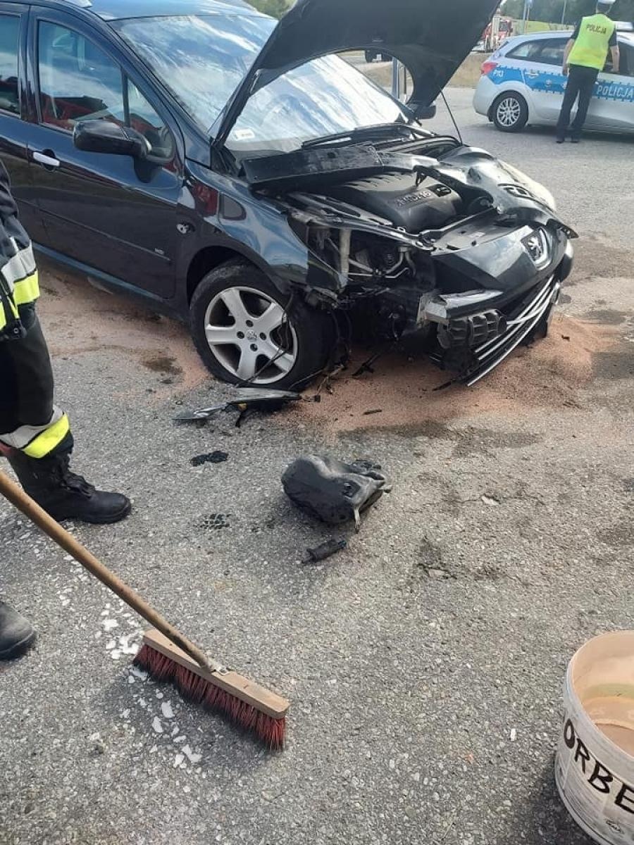 Zdjęcie w galerii na portalu naszraciborz.pl: Peugeot uderzył w wysepkę na DW 935 wiadomości z regionu
