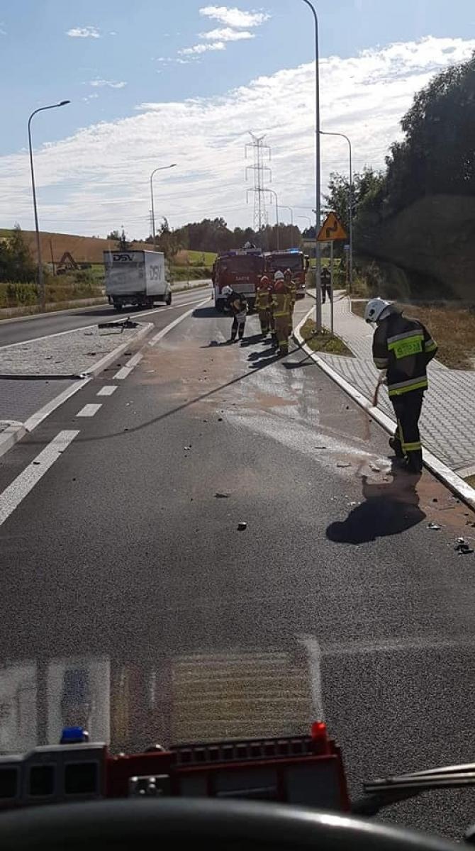 Zdjęcie w galerii na portalu naszraciborz.pl: Peugeot uderzył w wysepkę na DW 935 wiadomości z regionu
