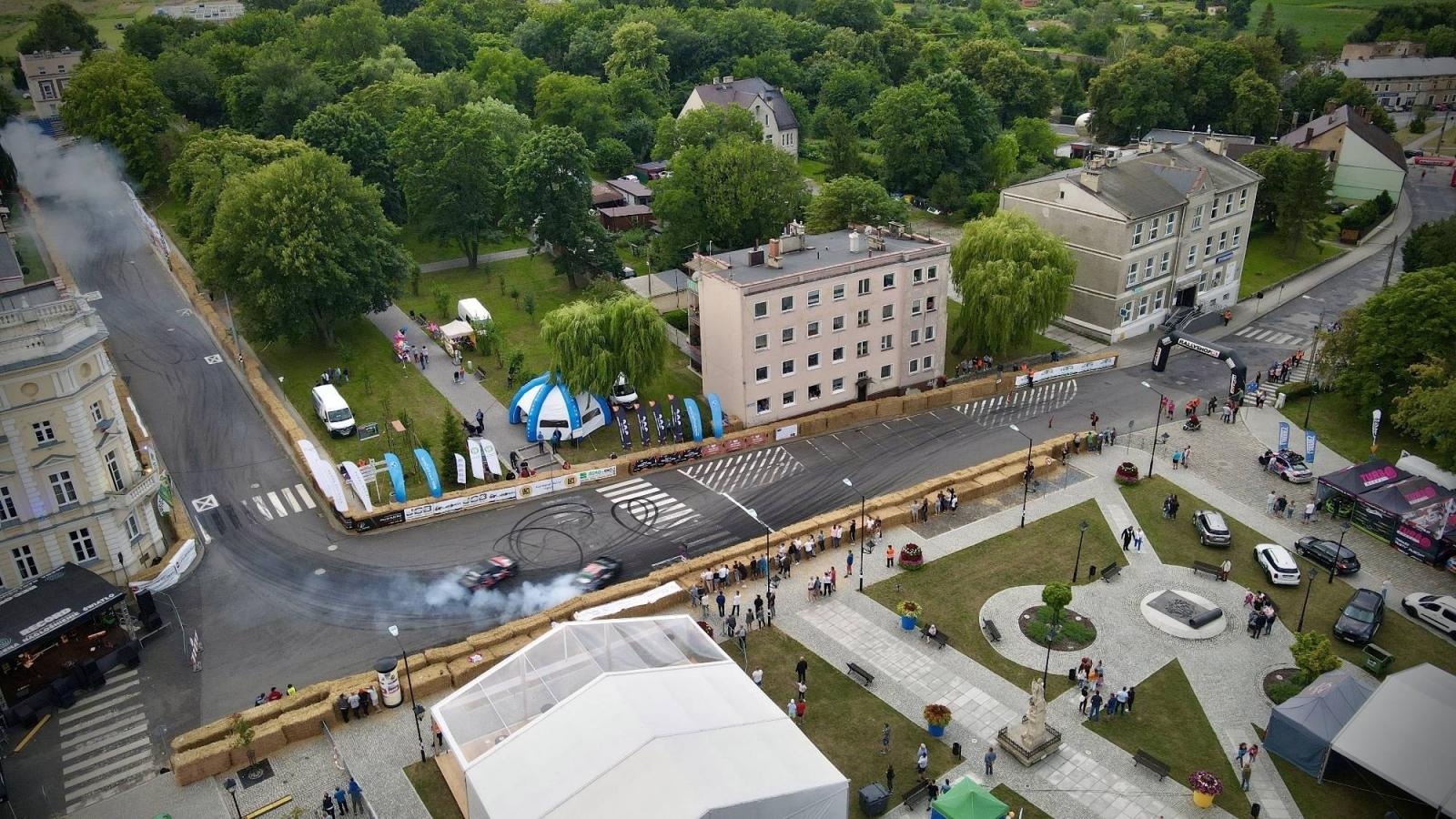 Zdjęcie w galerii na portalu naszraciborz.pl: Kietrz jak Goodwood. Miasteczko pełne driftu [FOTO LOTNICZE] wiadomości z regionu