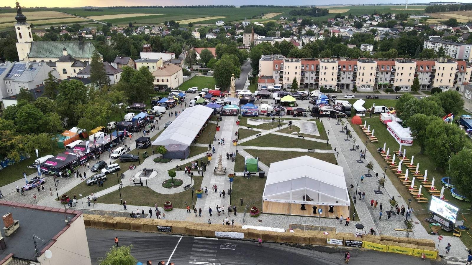 Zdjęcie w galerii na portalu naszraciborz.pl: Kietrz jak Goodwood. Miasteczko pełne driftu [FOTO LOTNICZE] wiadomości z regionu