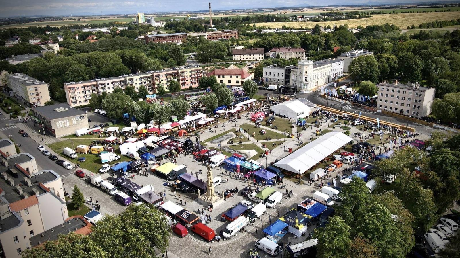 Zdjęcie w galerii na portalu naszraciborz.pl: Kietrz jak Goodwood. Miasteczko pełne driftu [FOTO LOTNICZE] wiadomości z regionu