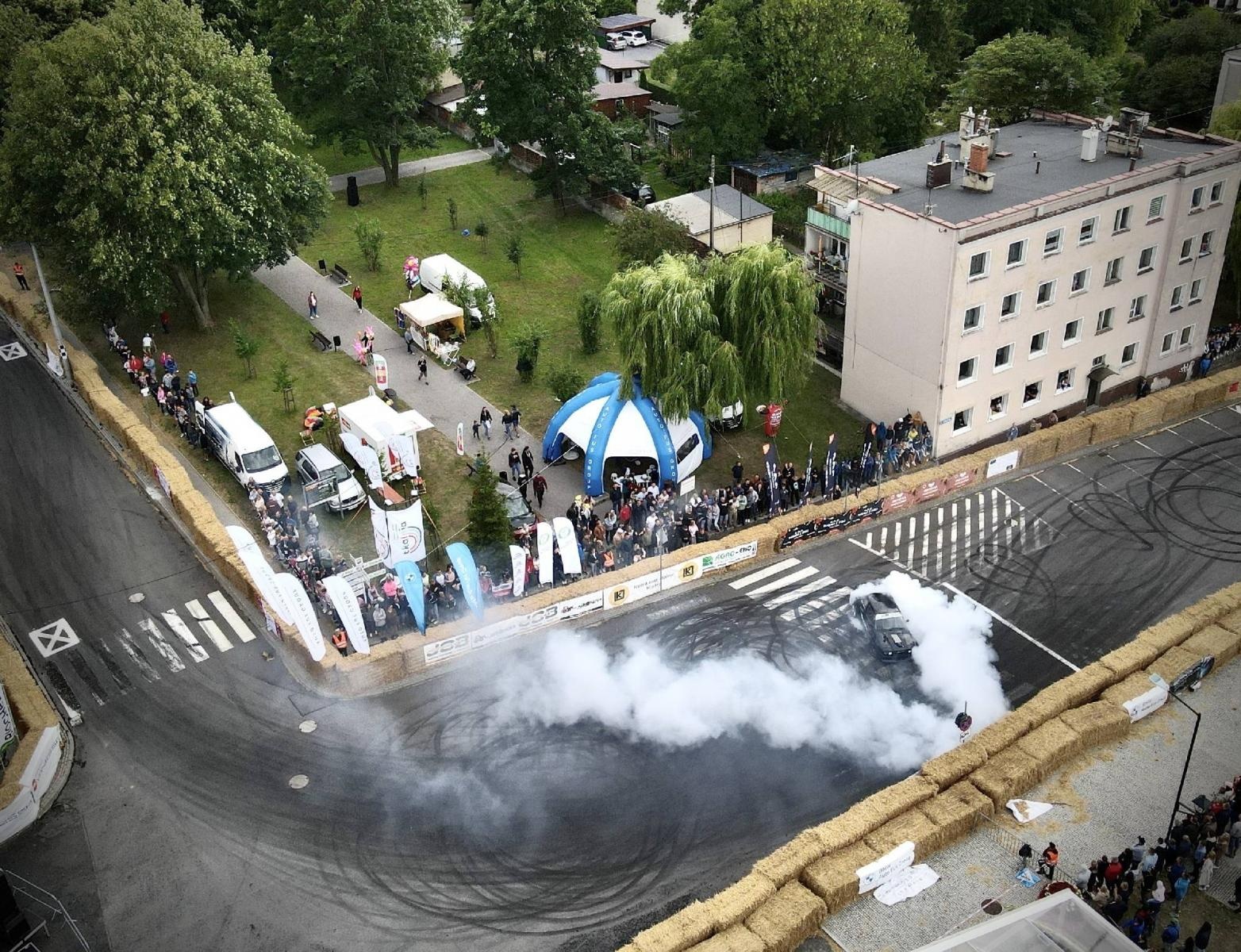 Zdjęcie w galerii na portalu naszraciborz.pl: Kietrz jak Goodwood. Miasteczko pełne driftu [FOTO LOTNICZE] wiadomości z regionu