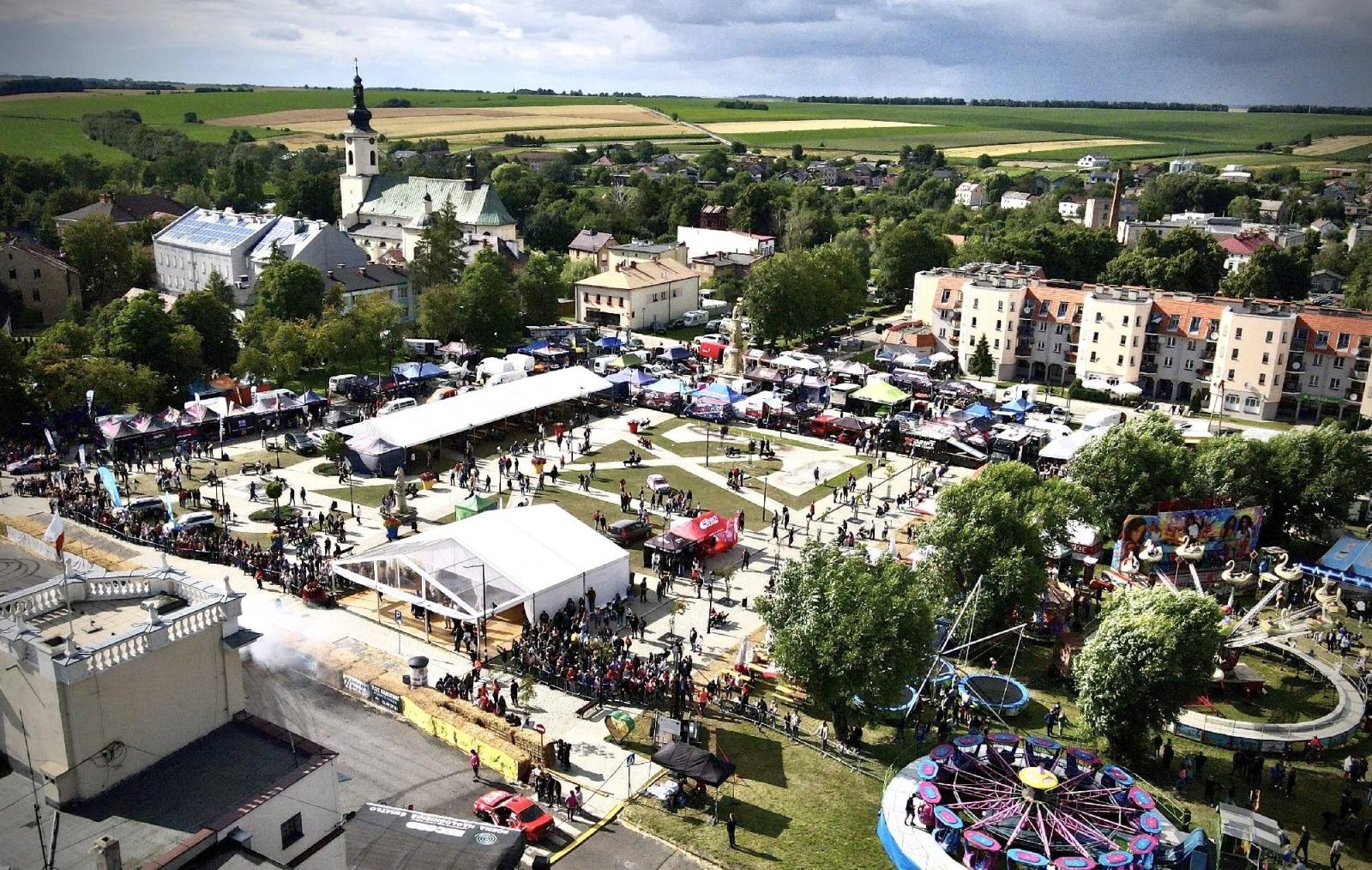 Zdjęcie w galerii na portalu naszraciborz.pl: Kietrz jak Goodwood. Miasteczko pełne driftu [FOTO LOTNICZE] wiadomości z regionu