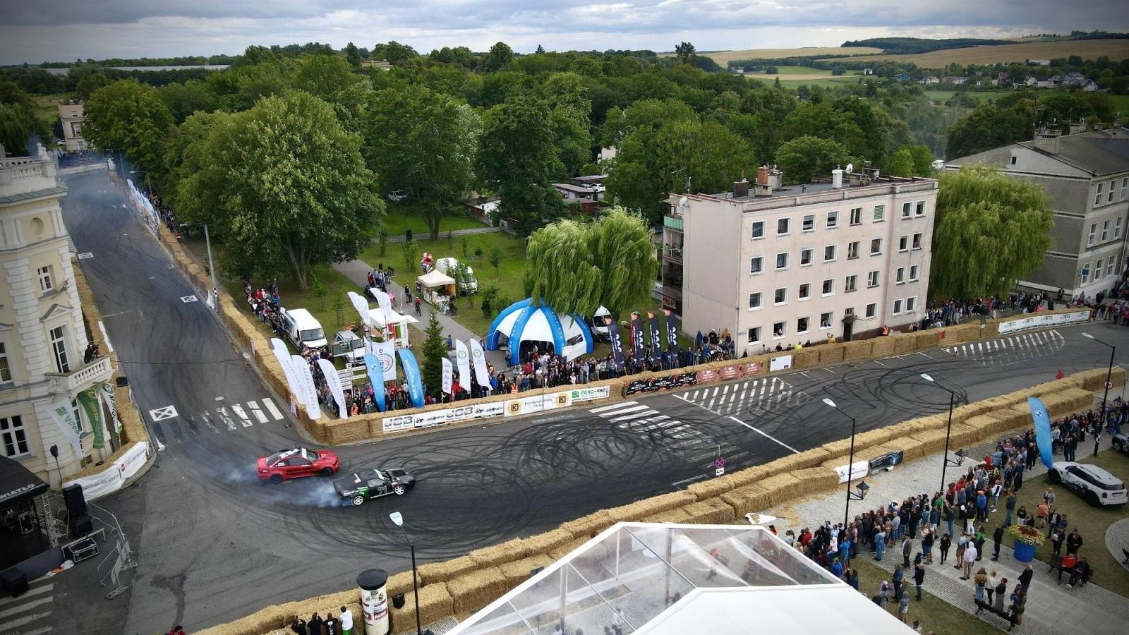 Zdjęcie w galerii na portalu naszraciborz.pl: Kietrz jak Goodwood. Miasteczko pełne driftu [FOTO LOTNICZE] wiadomości z regionu