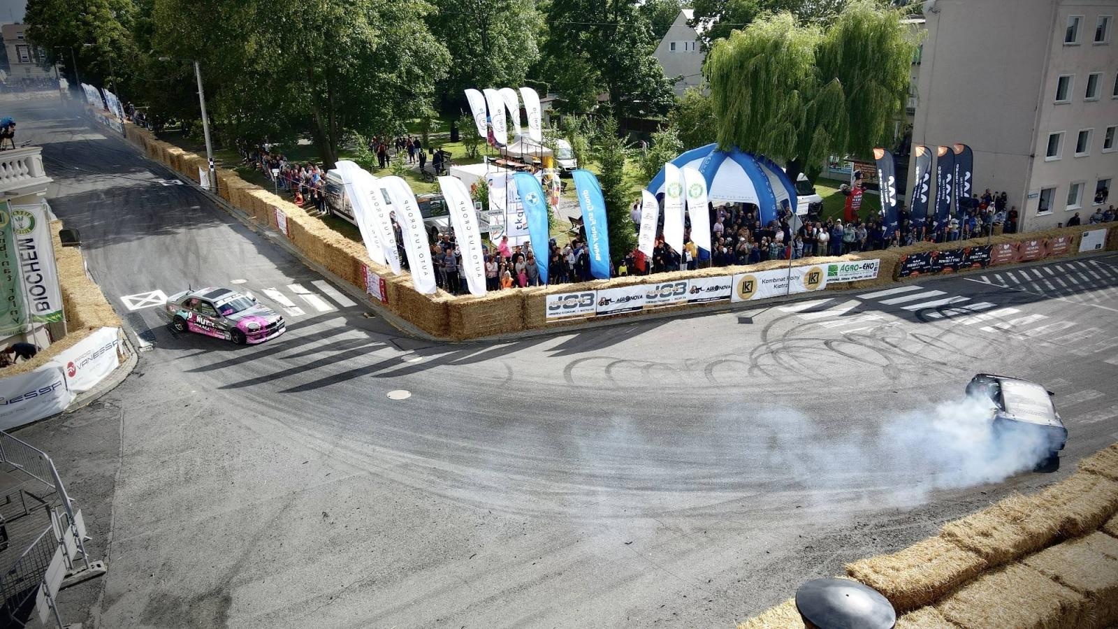 Zdjęcie w galerii na portalu naszraciborz.pl: Kietrz jak Goodwood. Miasteczko pełne driftu [FOTO LOTNICZE] wiadomości z regionu