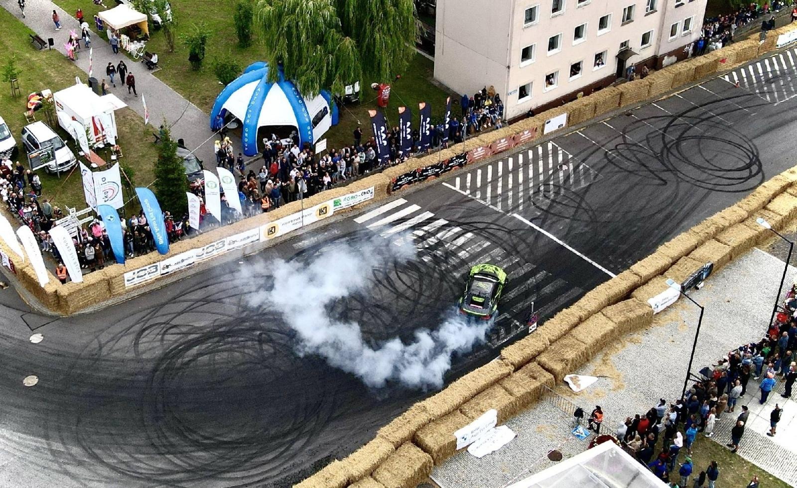 Zdjęcie w galerii na portalu naszraciborz.pl: Kietrz jak Goodwood. Miasteczko pełne driftu [FOTO LOTNICZE] wiadomości z regionu