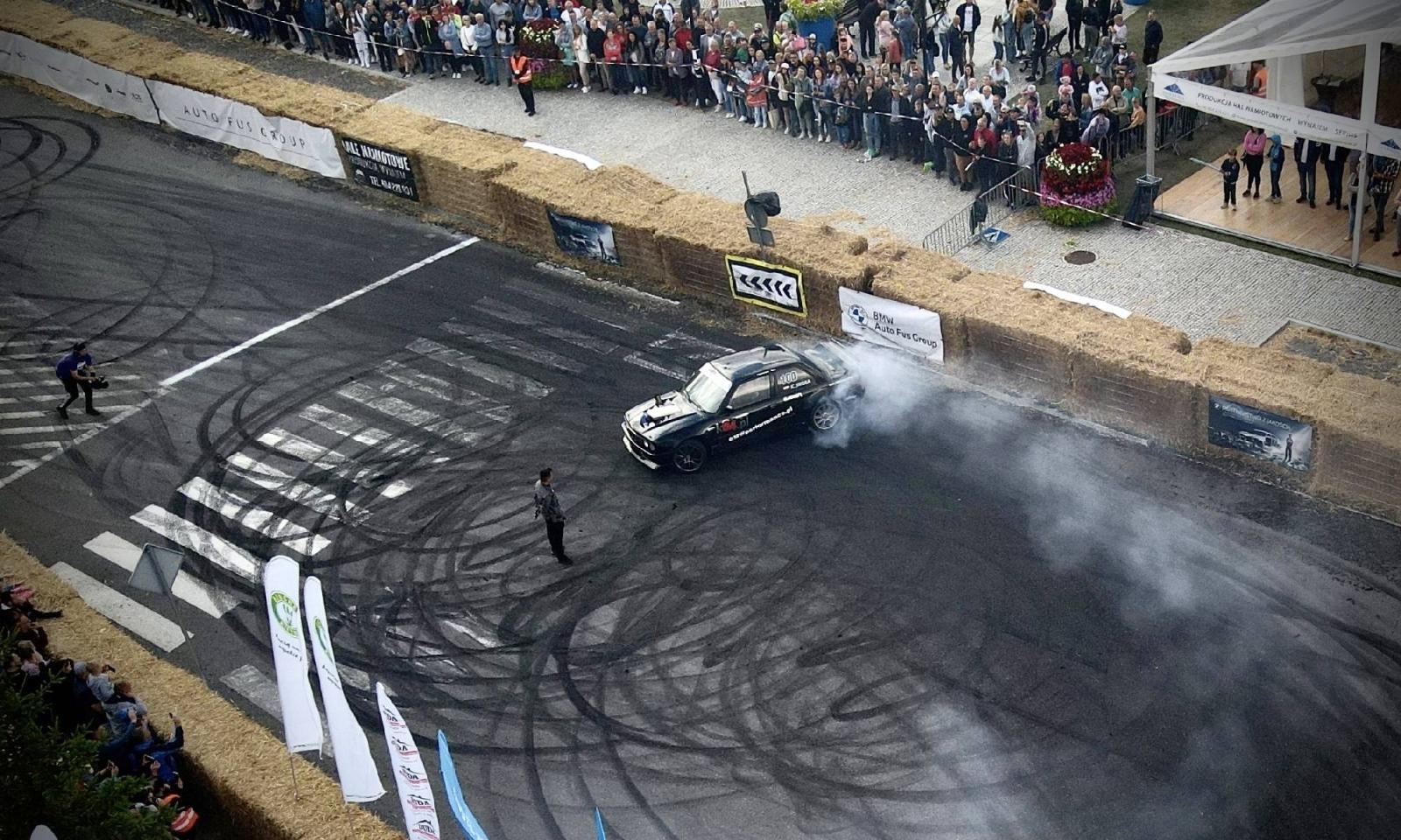 Zdjęcie w galerii na portalu naszraciborz.pl: Kietrz jak Goodwood. Miasteczko pełne driftu [FOTO LOTNICZE] wiadomości z regionu