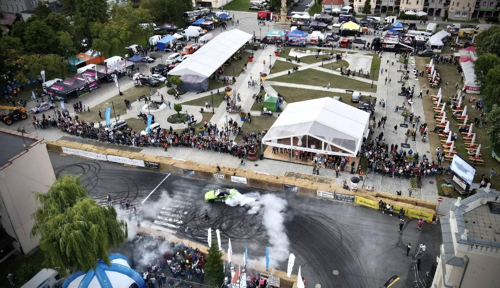Zdjęcie w galerii na portalu naszraciborz.pl: Kietrz jak Goodwood. Miasteczko pełne driftu [FOTO LOTNICZE] wiadomości z regionu