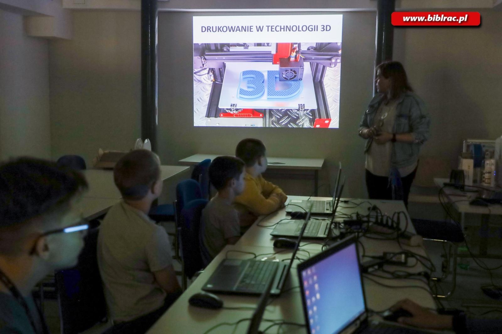 Zdjęcie w galerii na portalu naszraciborz.pl: Warsztaty druku 3D rozpoczęły biblioteczne Wakacje w powiecie wiadomości z regionu