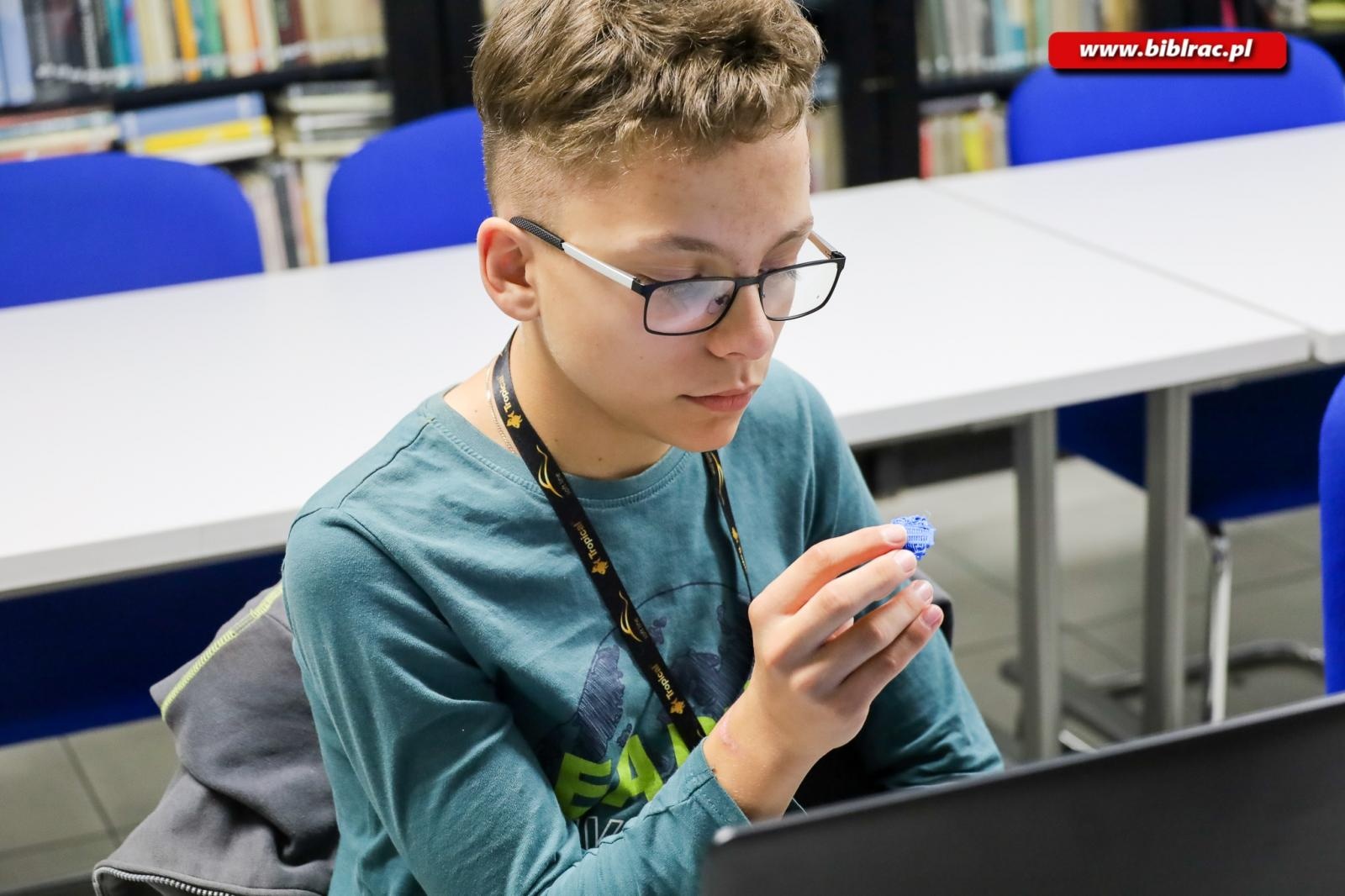 Zdjęcie w galerii na portalu naszraciborz.pl: Warsztaty druku 3D rozpoczęły biblioteczne Wakacje w powiecie wiadomości z regionu