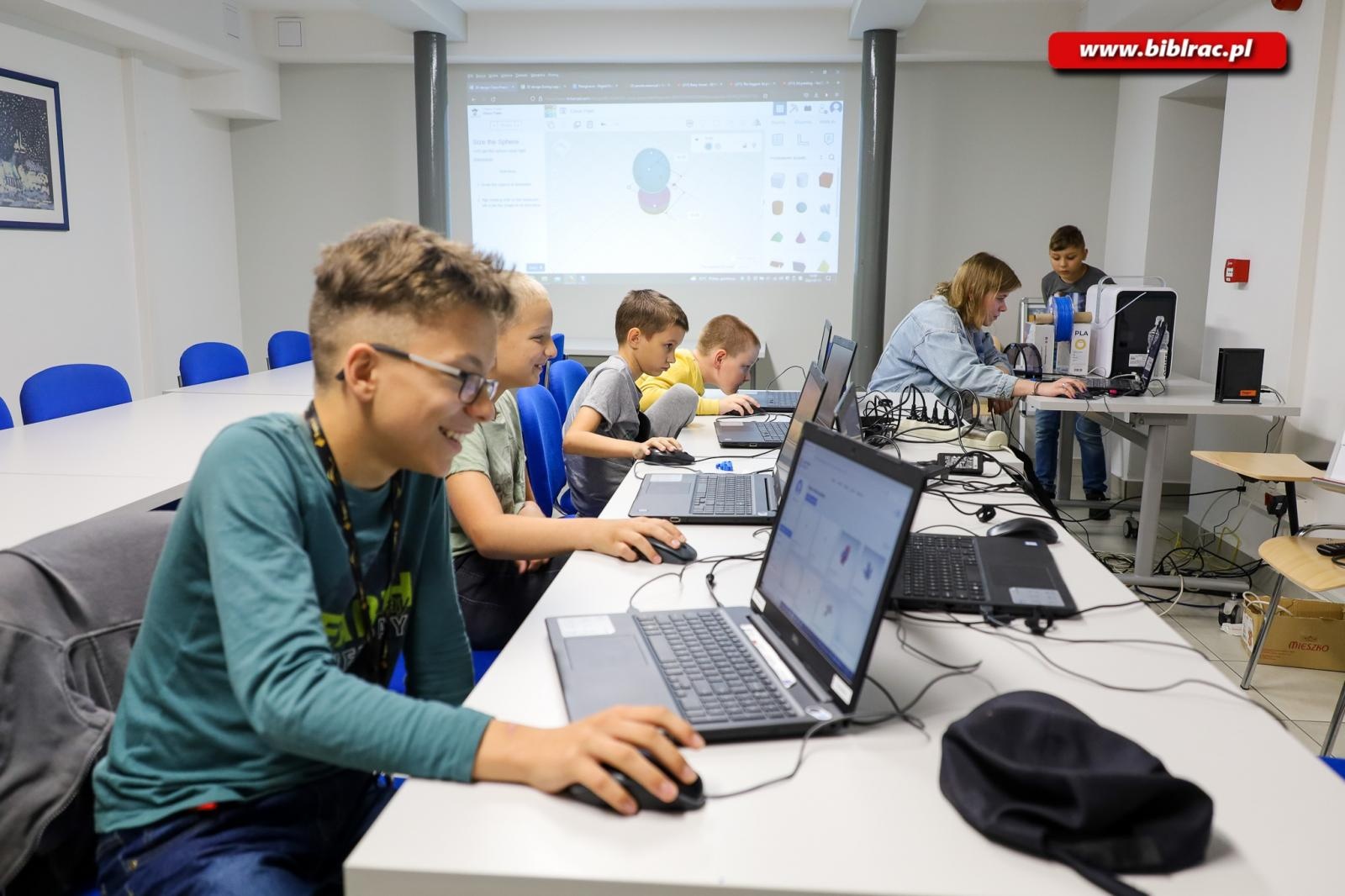 Zdjęcie w galerii na portalu naszraciborz.pl: Warsztaty druku 3D rozpoczęły biblioteczne Wakacje w powiecie wiadomości z regionu