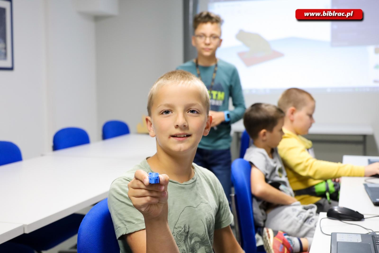 Zdjęcie w galerii na portalu naszraciborz.pl: Warsztaty druku 3D rozpoczęły biblioteczne Wakacje w powiecie wiadomości z regionu