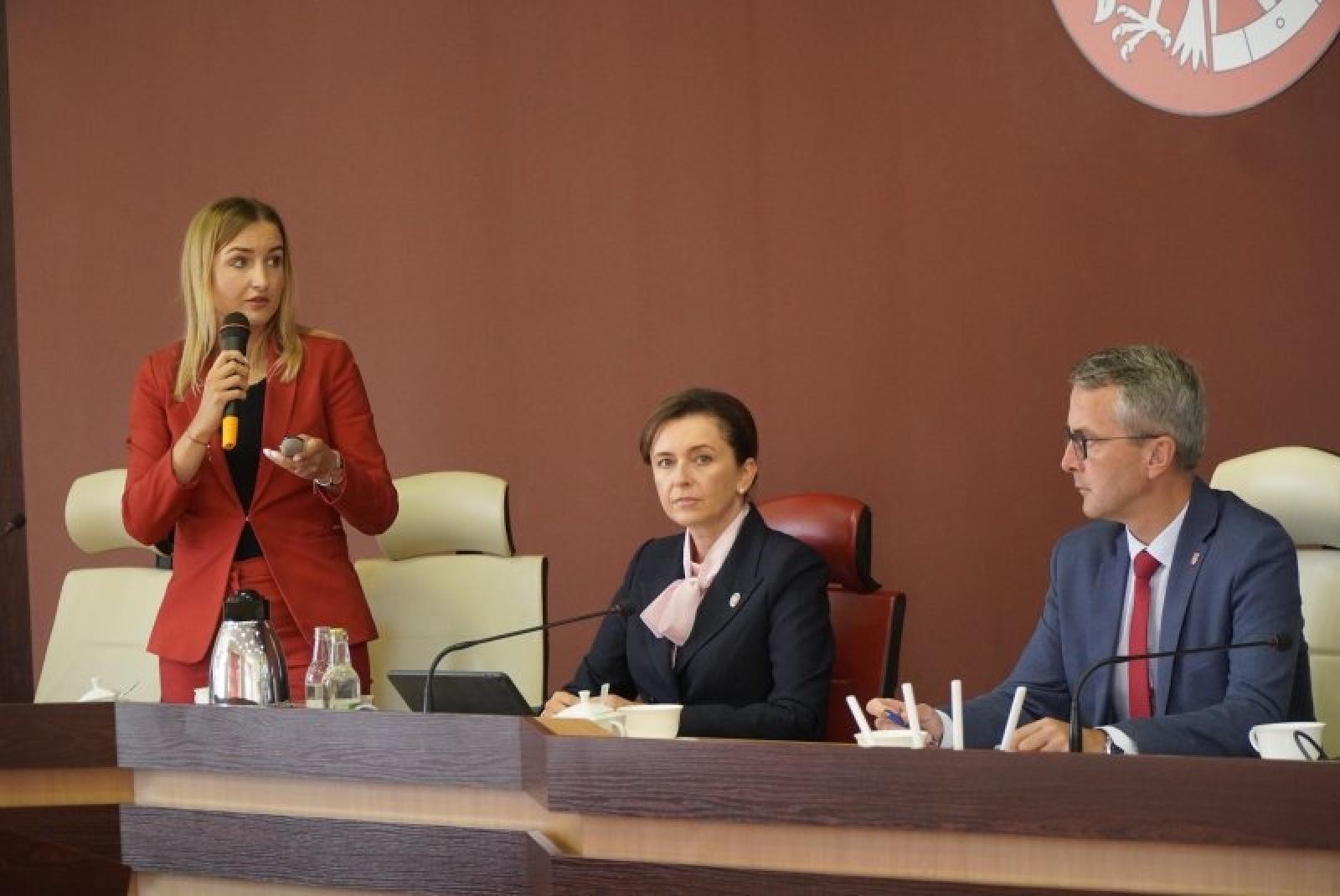 Zdjęcie w galerii na portalu naszraciborz.pl: O strategii rozwoju usług społecznych w raciborskim magistracie wiadomości z regionu