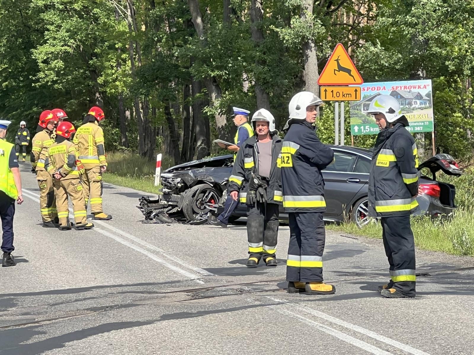 Zdjęcie w galerii na portalu naszraciborz.pl: Zderzenie busa i BMW 520d na trasie Nędza-Szymocice wiadomości z regionu