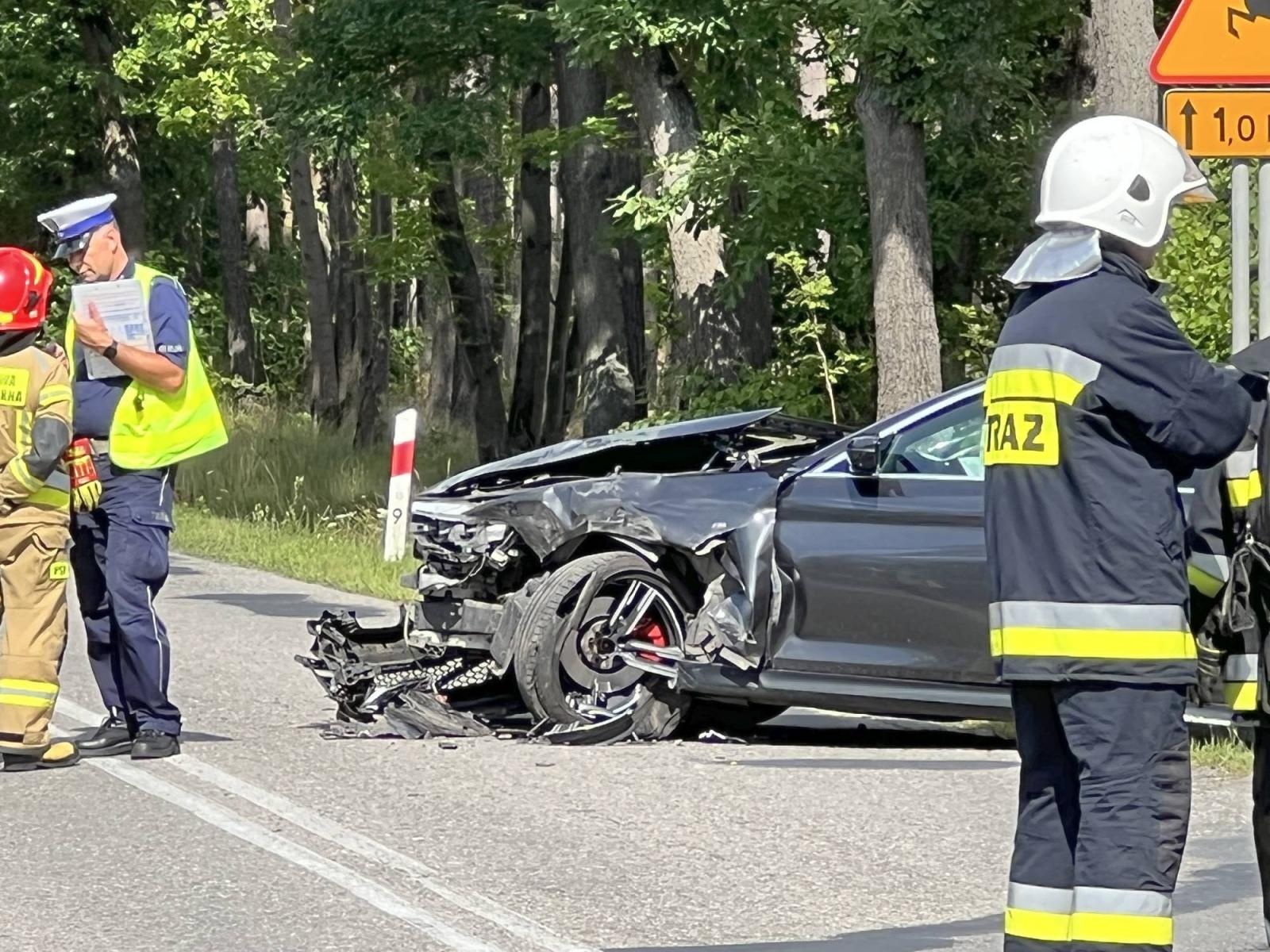 Zdjęcie w galerii na portalu naszraciborz.pl: Zderzenie busa i BMW 520d na trasie Nędza-Szymocice wiadomości z regionu