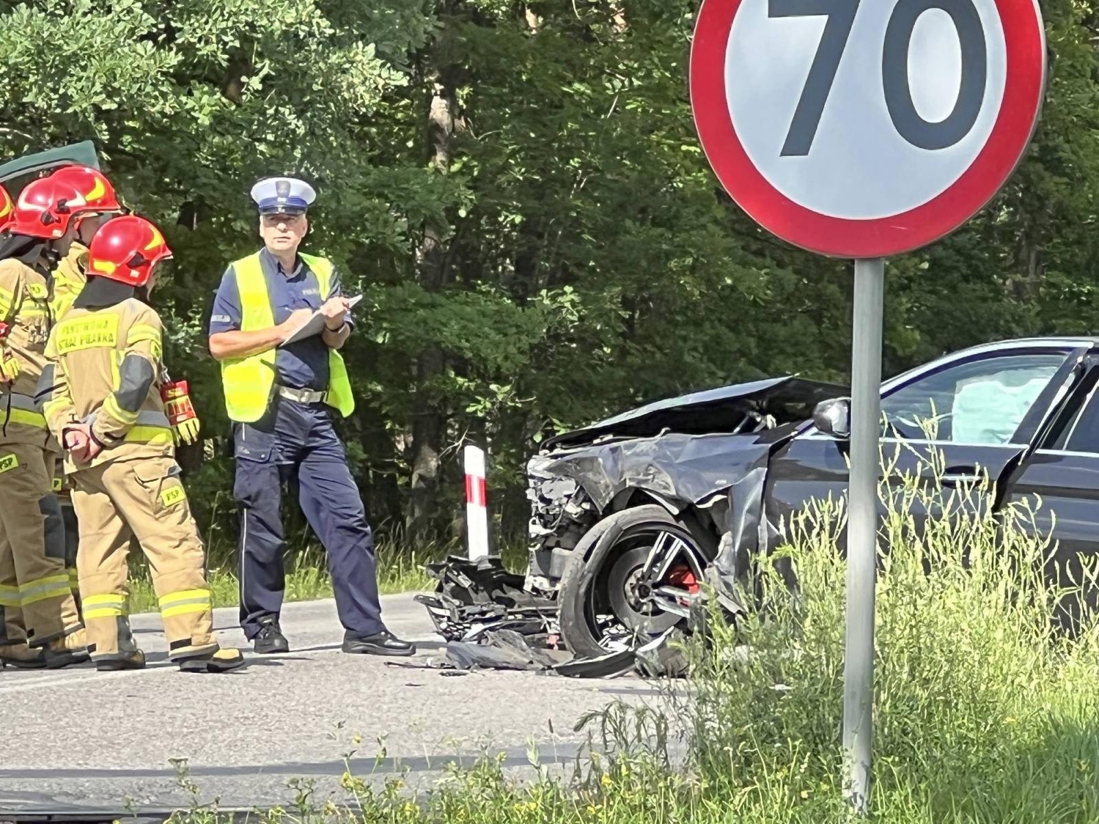 Zdjęcie w galerii na portalu naszraciborz.pl: Zderzenie busa i BMW 520d na trasie Nędza-Szymocice wiadomości z regionu