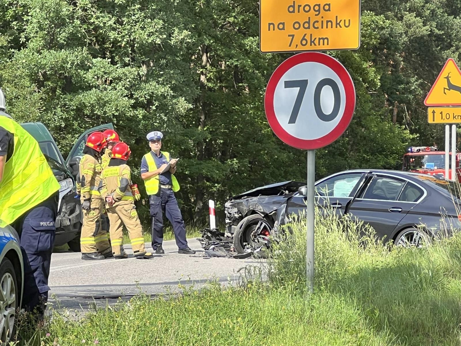 Zdjęcie w galerii na portalu naszraciborz.pl: Zderzenie busa i BMW 520d na trasie Nędza-Szymocice wiadomości z regionu