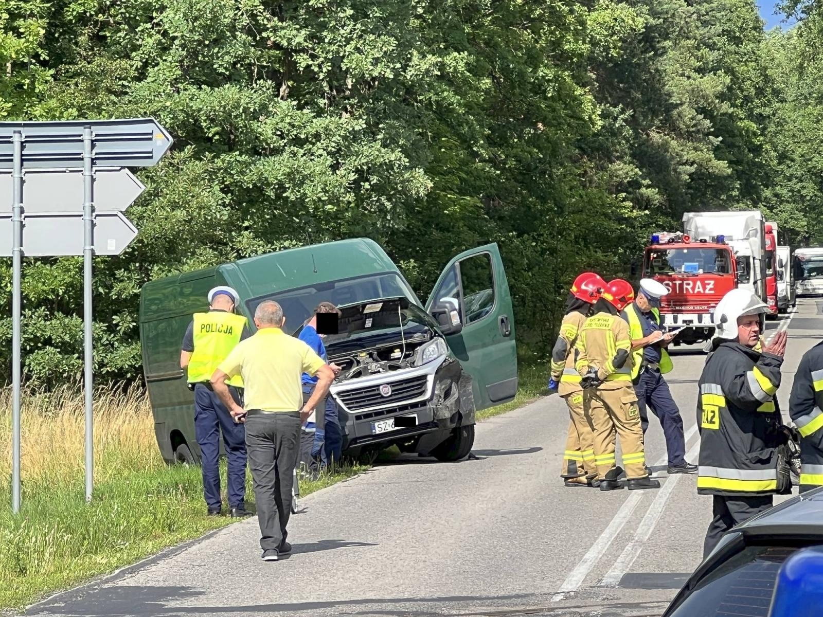 Zdjęcie w galerii na portalu naszraciborz.pl: Zderzenie busa i BMW 520d na trasie Nędza-Szymocice wiadomości z regionu