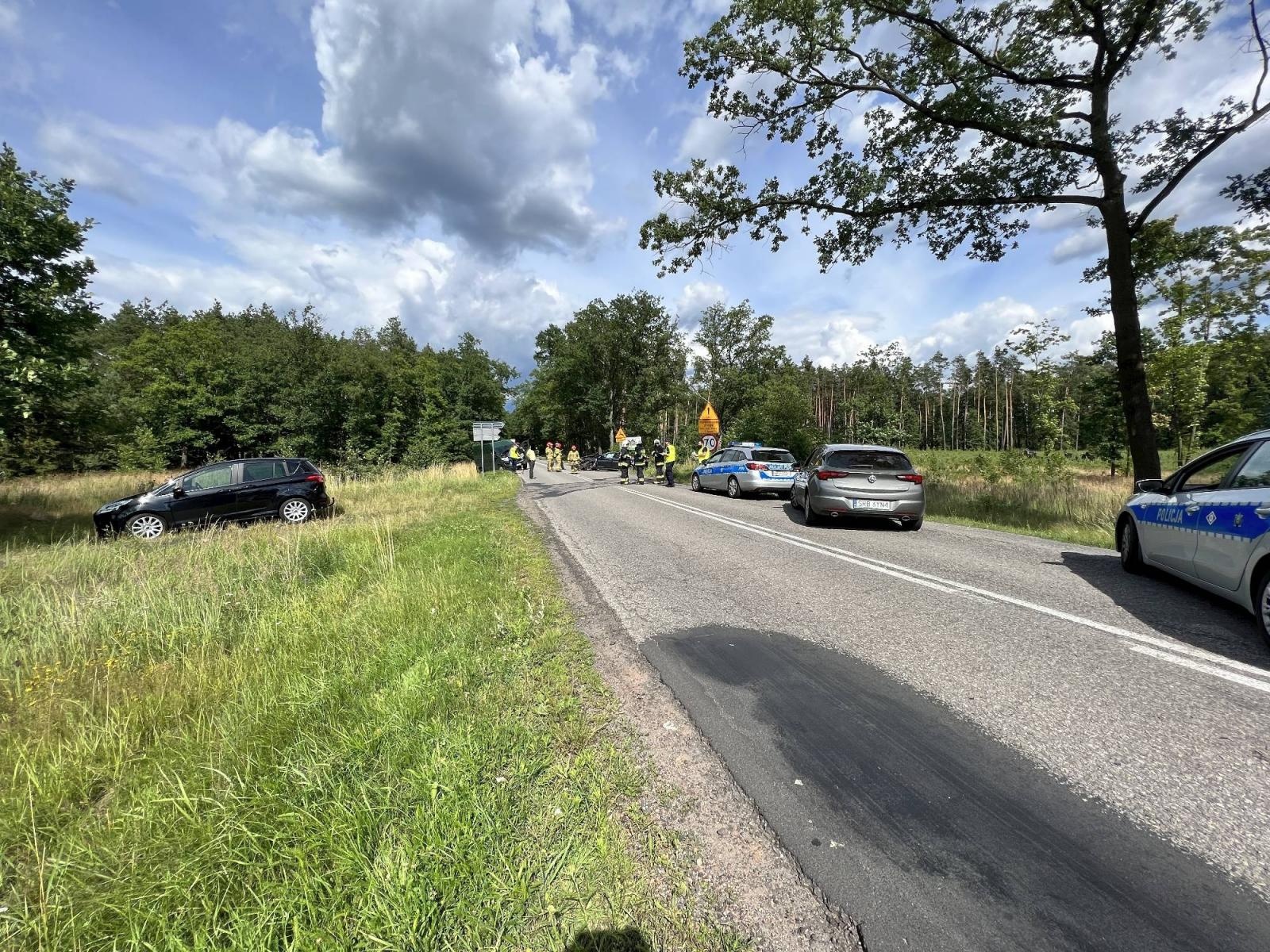 Zdjęcie w galerii na portalu naszraciborz.pl: Zderzenie busa i BMW 520d na trasie Nędza-Szymocice wiadomości z regionu