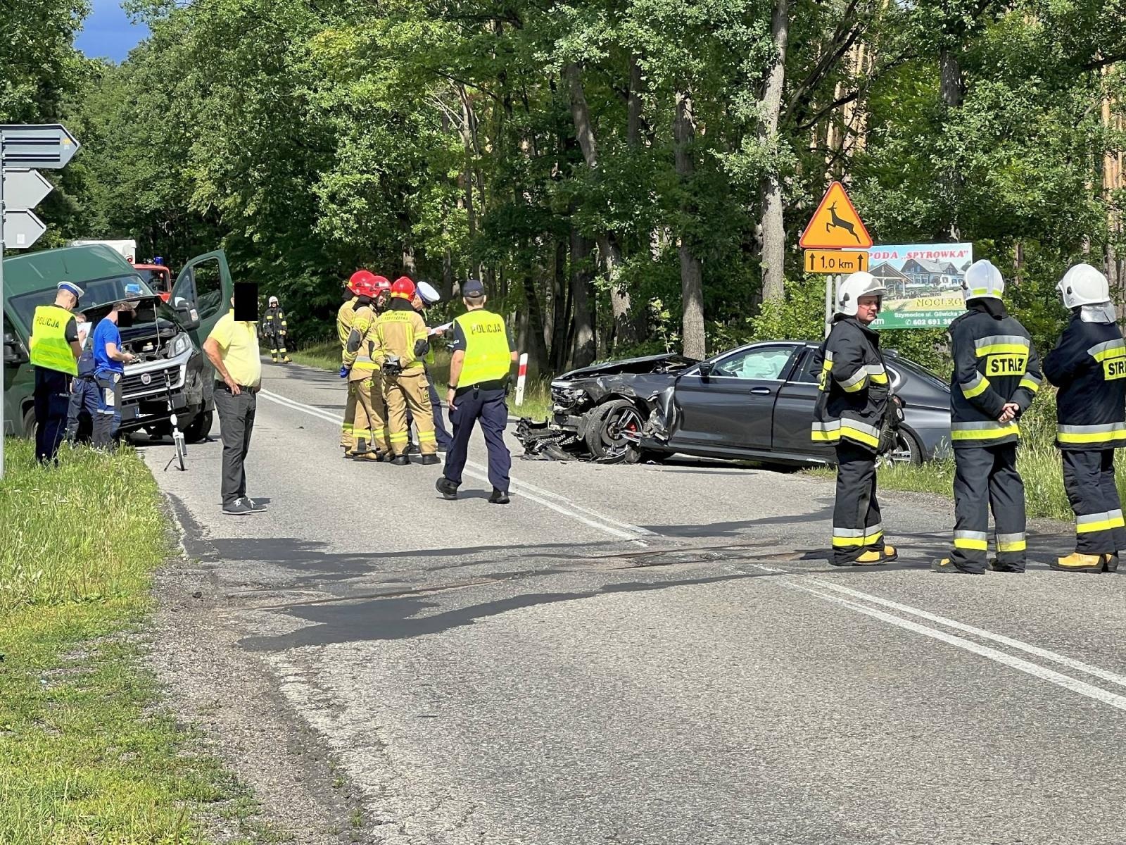 Zdjęcie w galerii na portalu naszraciborz.pl: Zderzenie busa i BMW 520d na trasie Nędza-Szymocice wiadomości z regionu