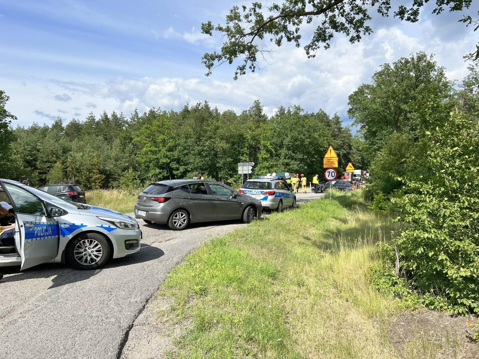 Zdjęcie w galerii na portalu naszraciborz.pl: Zderzenie busa i BMW 520d na trasie Nędza-Szymocice wiadomości z regionu
