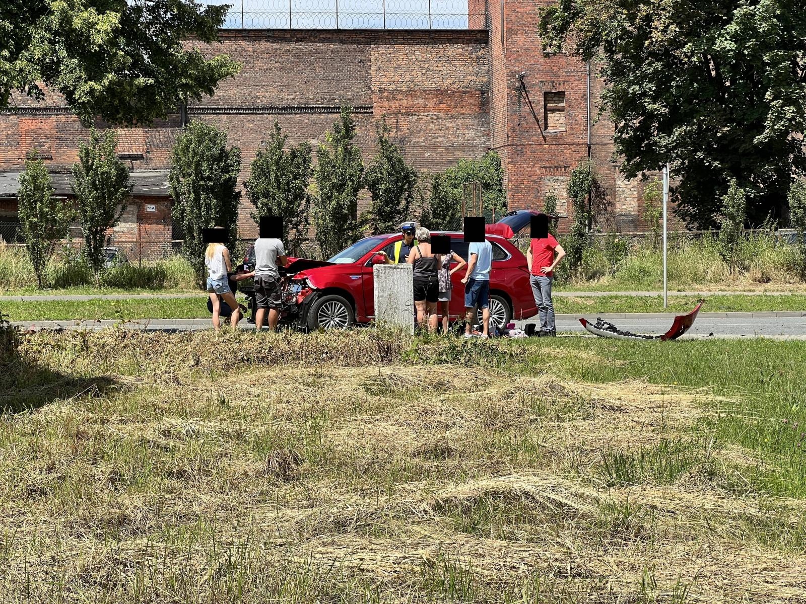 Zdjęcie w galerii na portalu naszraciborz.pl: Mitsubishi i opel rozbite na skrzyżowaniu przy więzieniu wiadomości z regionu