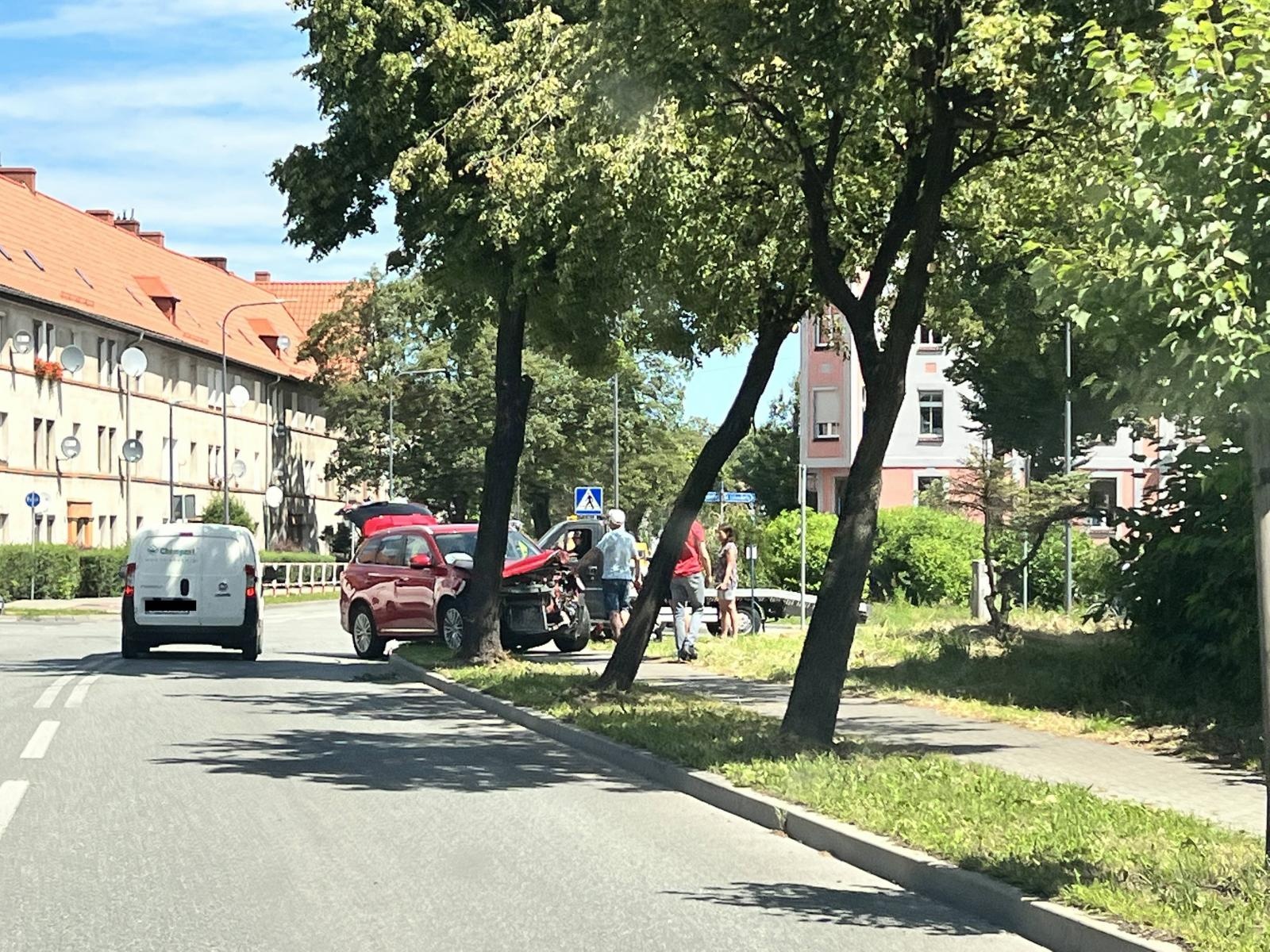 Zdjęcie w galerii na portalu naszraciborz.pl: Mitsubishi i opel rozbite na skrzyżowaniu przy więzieniu wiadomości z regionu