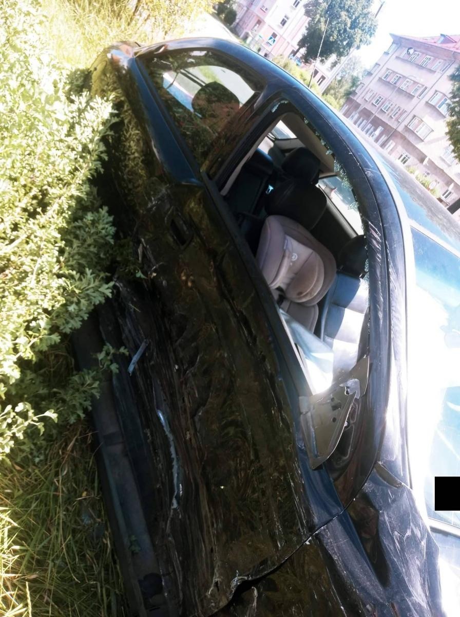 Zdjęcie w galerii na portalu naszraciborz.pl: Mitsubishi i opel rozbite na skrzyżowaniu przy więzieniu wiadomości z regionu