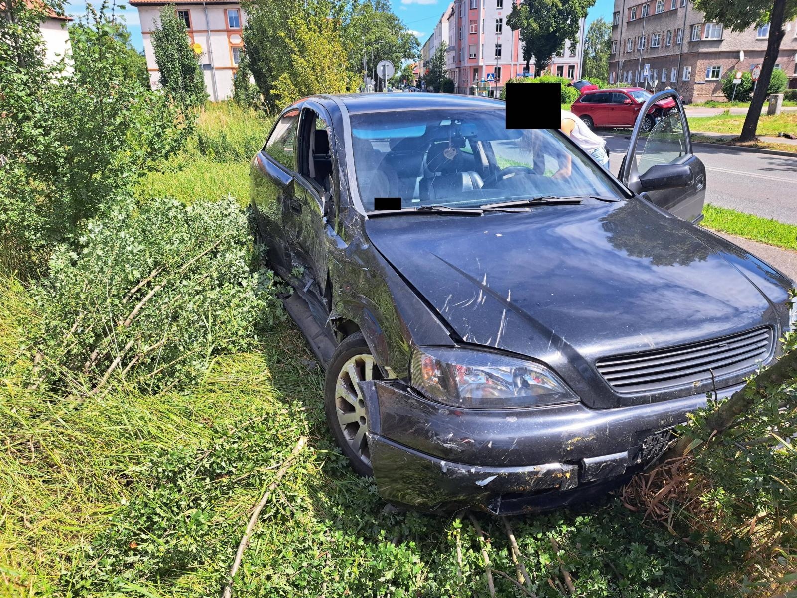 Zdjęcie w galerii na portalu naszraciborz.pl: Mitsubishi i opel rozbite na skrzyżowaniu przy więzieniu wiadomości z regionu