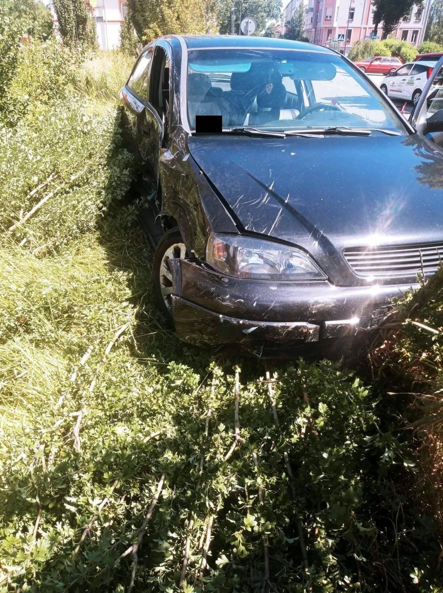 Zdjęcie w galerii na portalu naszraciborz.pl: Mitsubishi i opel rozbite na skrzyżowaniu przy więzieniu wiadomości z regionu