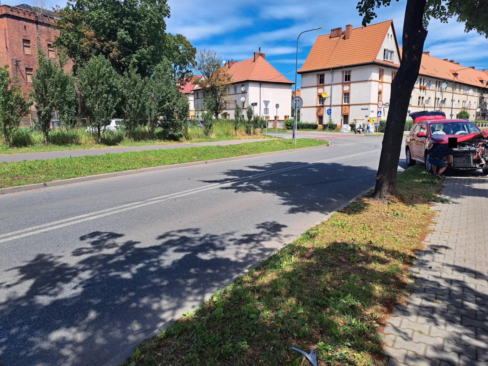 Zdjęcie w galerii na portalu naszraciborz.pl: Mitsubishi i opel rozbite na skrzyżowaniu przy więzieniu wiadomości z regionu