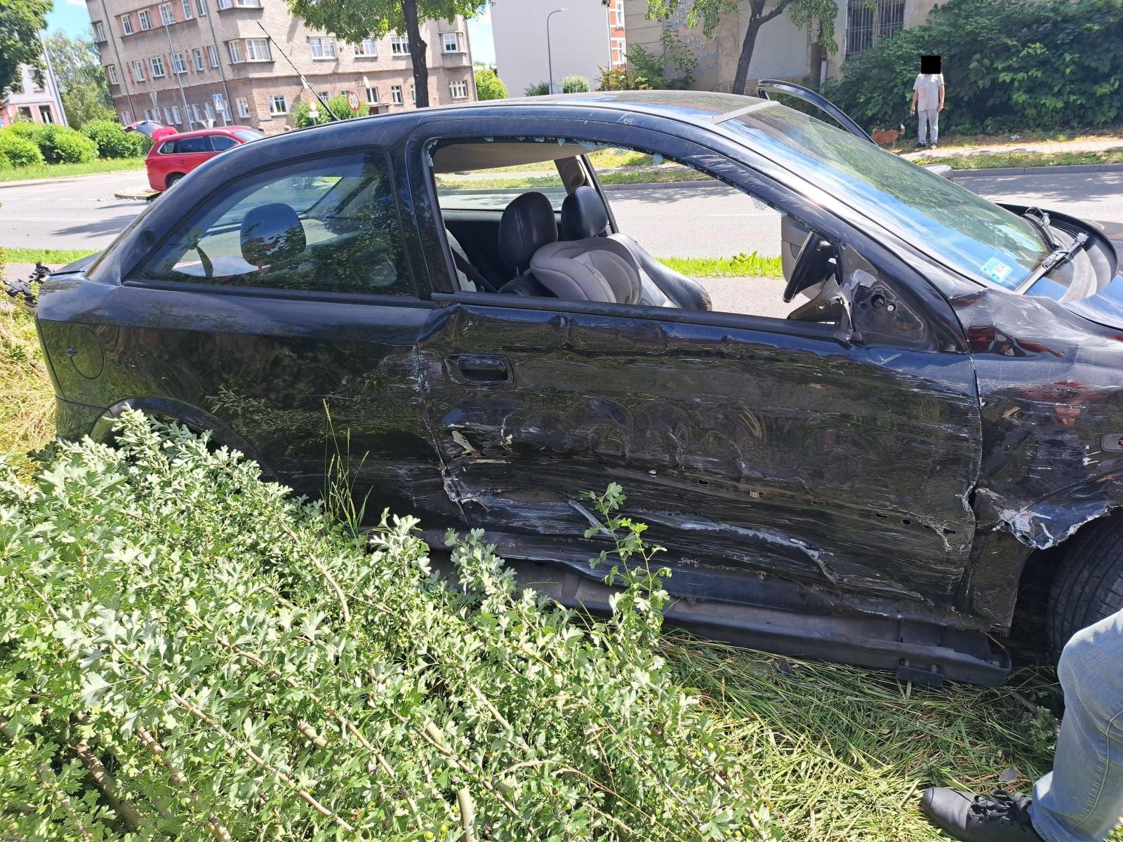 Zdjęcie w galerii na portalu naszraciborz.pl: Mitsubishi i opel rozbite na skrzyżowaniu przy więzieniu wiadomości z regionu